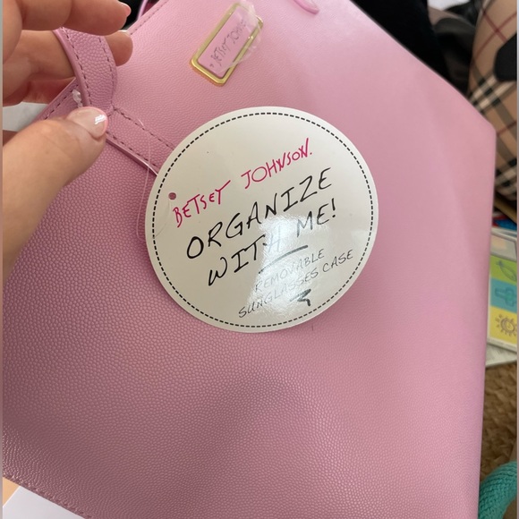 💕NEW Betsey Johnson Pink Tote Bag With Glasses Case In Cute Shoe Print - Picture 10 of 10